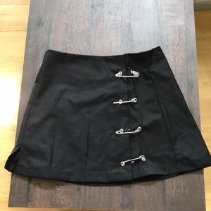 Women’s sz small black skirt w silver accents